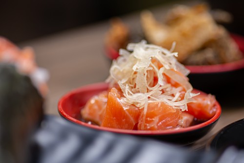 Sashimi de Salmão, com molho especial a base de shoyu, com kryspie. Combinação incrível do sashimi com molho mais o crocante do kryspie.