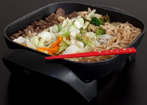 Porção Sukiyaki 1kg. Carne, verduras e macarrão.