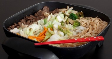 Porção Sukiyaki 1kg. Carne, verduras e macarrão.